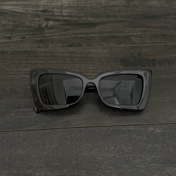 Urban Outfitters Accessories - 🆕 NWOT Cat eye black frame Oversize fashion sunglasses